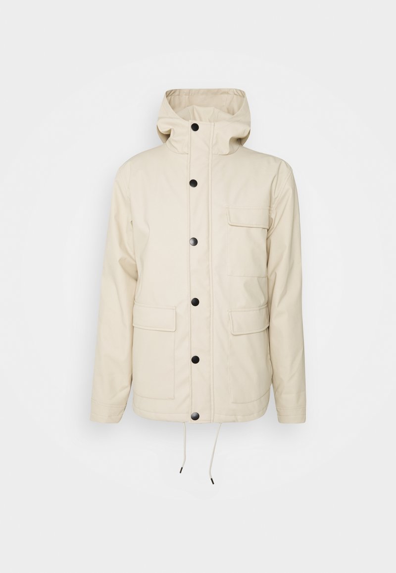 Beżowa kurtka z kapturem, czarne zatrzaski, trzy kieszenie z przodu oraz regulowane sznurki u dołu, na białym tle.