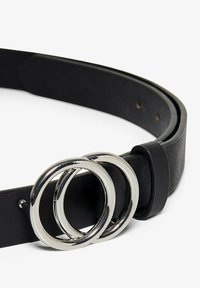 Svart läderbälte med en platt design och två silverfärgade cirkulära ringar som spänne. Slät textur med synliga sömdetaljer.