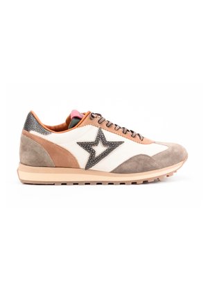 Zapatillas con una parte superior de cuero blanco, acentos de ante gris, detalles de cuero marrón y un diseño de estrella oscura en el lateral. Suela de goma con agarre texturizado.