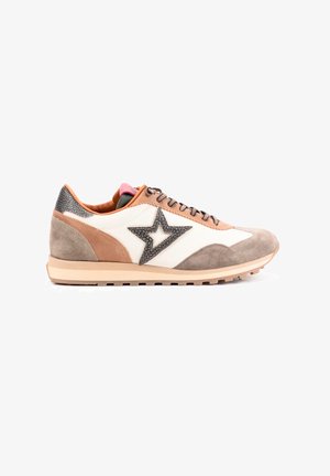 Zapatillas con una parte superior de cuero blanco, acentos de ante gris, detalles de cuero marrón y un diseño de estrella oscura en el lateral. Suela de goma con agarre texturizado.