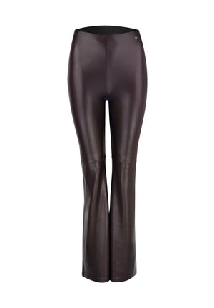 Braune Lederhose mit ausgestelltem Bein, hohem Bund, glatter Textur und figurbetonter Silhouette. Minimalistisches Design ohne sichtbare Beschläge.