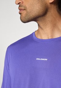 Salomon SHKOUT CORE TEE - Pikkade varrukatega topp - liberty