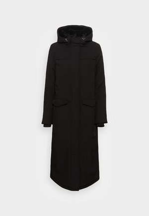 Dlouhý černý zimní kabát s kapucí, klopovými kapsami a skrytým předním zipem, vystavený na světlém jednolitém pozadí.