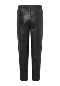 Pantalons en cuir noir avec une texture lisse, dotés d'une taille élastique et de deux poches arrière. Jambes effilées sans fermetures visibles.