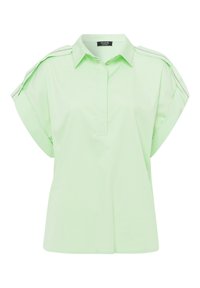 Lichtgroen kortemouwen shirt gemaakt van gladde stof, met een kraag, een halve knoopsluiting en opgerolde mouwen met een decoratieve accent.