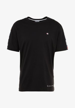 Camiseta negra de manga corta con pequeño logo de Champion en el pecho y franjas estampadas a lo largo de las mangas.
