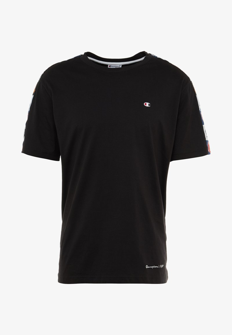 T-shirt noir à manches courtes avec petit logo Champion sur la poitrine et rayures à motifs le long des manches.