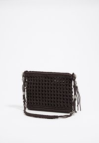 Borsa a tracolla intrecciata marrone con un design a rete aperta, forma rettangolare e finitura tessurizzata. Presenta accenti in argento e una tracolla intrecciata.