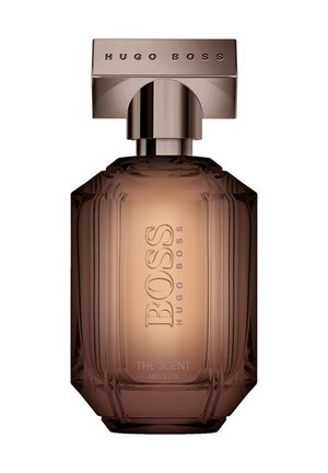 Brun glasparfymflaska med en texturerad design, försedd med en metallisk, rektangulär kork. Etiketten lyder "BOSS THE SCENT ABSOLUTE."