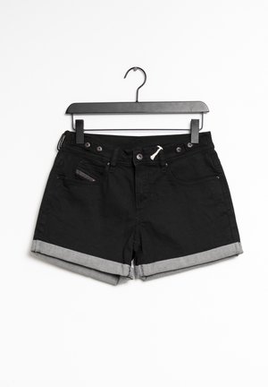 Pantalones cortos de mezclilla negra con un dobladillo gris, que cuentan con cinco bolsillos, botones de metal y un cordón. La tela tiene una textura suave y ligeramente elástica.