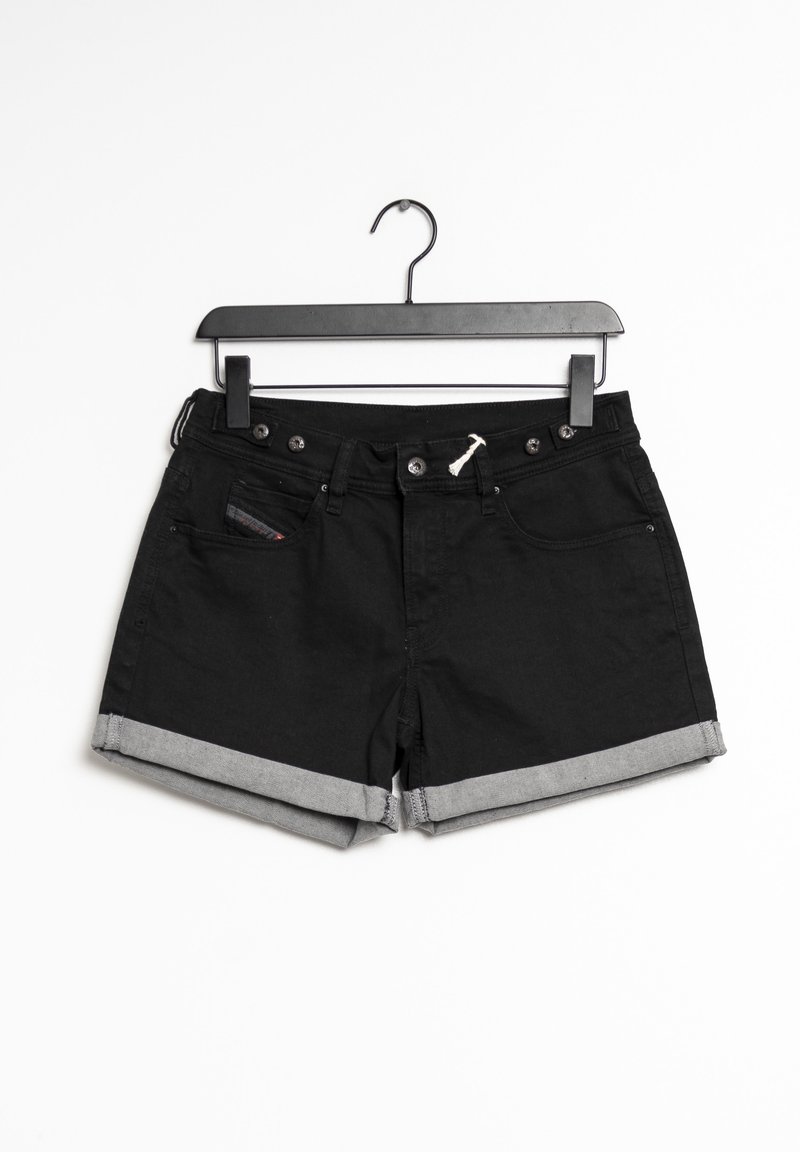 Pantalones cortos de mezclilla negra con un dobladillo gris, que cuentan con cinco bolsillos, botones de metal y un cordón. La tela tiene una textura suave y ligeramente elástica.