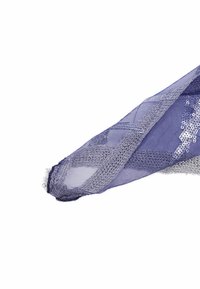 Tessuto trasparente blu navy con dettagli in rete argentata e paillettes; presenta un aspetto leggero e tessurizzato con un bordo delicato.