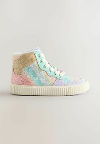 Sneaker typu high-top wykonany z iryzującego brokatu w pastelowych kolorach, z białymi sznurówkami i teksturowaną gumową podeszwą.