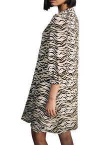 Kurzärmliges, knielanges Kleid aus leichtem Stoff mit einem schwarz-weißen Tigerstreifenmuster, entspannter Passform und gerafften Ärmeln.