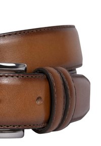Bruine lederen riem met een gladde textuur, voorzien van een stijlvolle zilveren metalen gesp en nauwkeurige stiksels langs de randen.