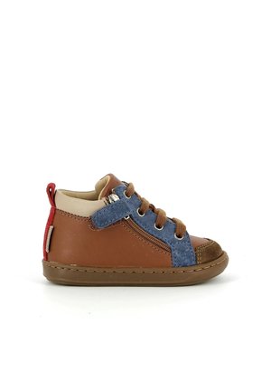 Chaussure enfant montante marron avec lacets en daim bleu, fermeture éclair latérale, languette rouge et col rembourré beige.