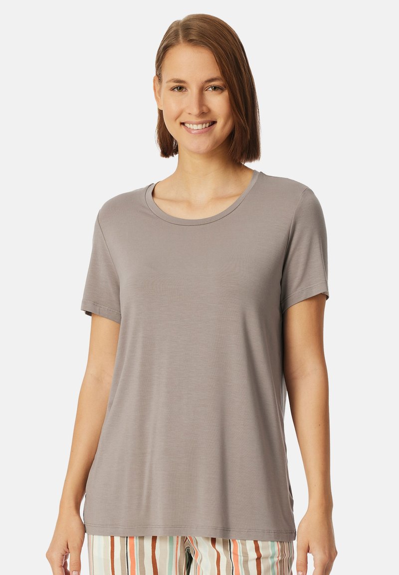 T-shirt grigio chiaro a maniche corte con scollatura tonda, texture liscia e vestibilità rilassata, abbinato a pantaloni a righe con tonalità terrose.