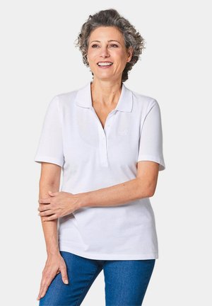 Weißes Poloshirt mit kragenförmigem Ausschnitt und kurzen Ärmeln, ausgestattet mit drei Knöpfen und einem dezenten Logo auf der Brust.