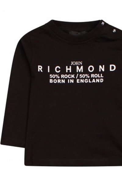 Maglietta a maniche lunghe nera in cotone, con testo stampato bianco: "JOHN RICHMOND 50% ROCK / 50% ROLL NATO IN INGHILTERRA."