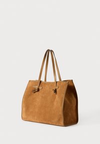 Nahrbtnik iz rjave zamšene kože z dvema dolgima ročkama, ukrivljenim vrhom in usnjenim zaključkom. Ima zapiranje na zaponko in vidne šive.