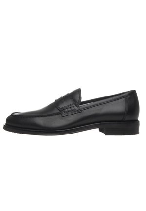 Zwarte leren instappers met een traditionele silhouet, instapontwerp, decoratieve stiksels en een subtiele verhoogde naad op de bovenkant.