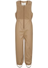 Salopette isolante color beige con top senza maniche in morbido pile. Presenta una chiusura frontale con zip e vita elasticizzata. Gambe dei pantaloni impermeabili con polsini.