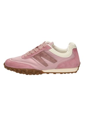 Roze sportsneaker met suède en leren panelen, rubberen zool met gestructureerd profiel en gewatteerde witte kraag.