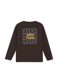 Bruine lange mouwen T-shirt met een psychedelisch spiraalontwerp en de tekst "GOOD VIBES" in geel en wit, omringd door motiverende zinnen.