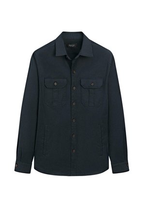Veste-chemise bleu marine foncé à boutons avec col, deux poches poitrine à rabat avec boutons, et deux poches latérales, manches longues avec poignets à boutons.