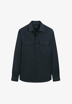 Camicia giacca blu scuro con colletto, due tasche a toppa sul petto con bottoni e due tasche laterali, maniche lunghe con polsini abbottonati.
