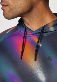 Felpa con cappuccio in una miscela di grigio scuro e colori gradienti vibranti (viola, arancione, blu), con un logo e stringhe nere regolabili.