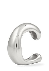 Glad, glanzend zilveren armband met een brede, open, gebogen vorm en een gepolijste, reflecterende oppervlakte.