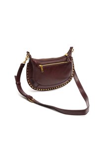 Borsa a tracolla in pelle bordeaux con hardware dorato, tasca con zip e dettagli in borchie lungo il bordo. Presenta una tracolla regolabile.