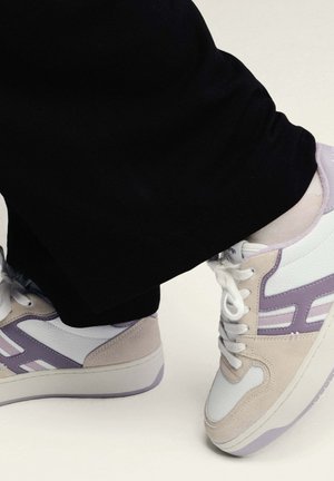 Witte en lavendel sport schoenen met een gestructureerde afwerking, voorzien van een dikke zool, vetersluiting aan de voorkant en zijaccenten in lichtpaars.