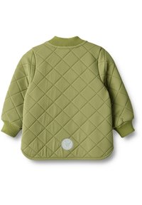 Prošívaná olivově zelená bunda s vroubkovaným límcem a manžetami, s kulatým emblémem na spodní části. Zobrazovaný texturovaný diamantový vzor.