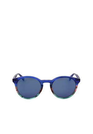 Occhiali da sole rotondi con lenti sfumate blu e una montatura che sfuma dal blu al marrone al verde su sfondo bianco.