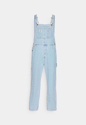 Salopette in denim azzurro chiaro con bretelle regolabili, tasca frontale e bottoni laterali. Vestibilità ampia con gambe dritte e dettagli di cucitura minimi.