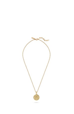 Fijne gouden ketting met een ronde kompas hanger en verstelbare sluiting op een effen witte achtergrond.