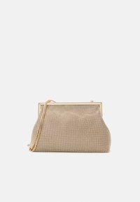 Złota i beżowa torebka siatkowa o strukturalnym kształcie, wyposażona w metalową ramę, łańcuszkowy pasek oraz detal w kratkę.