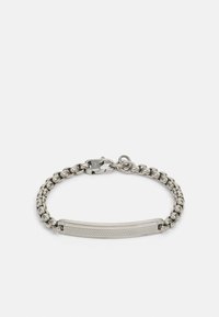 Pulsera de metal plateado con diseño de cadena, que presenta una placa rectangular lisa y un panel texturizado, asegurada por un broche.