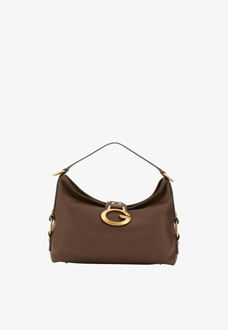 Bolso de mano de cuero marrón con una textura suave, forma curva, un acento de hardware en tono dorado y un asa corta. Presenta un cierre de hebilla con el logo.