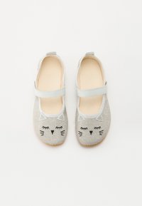 Szare buty materiałowe w stylu Mary Jane, z motywem kociej twarzy, z haftowanymi oczami i wąsami oraz miękką podszewką.