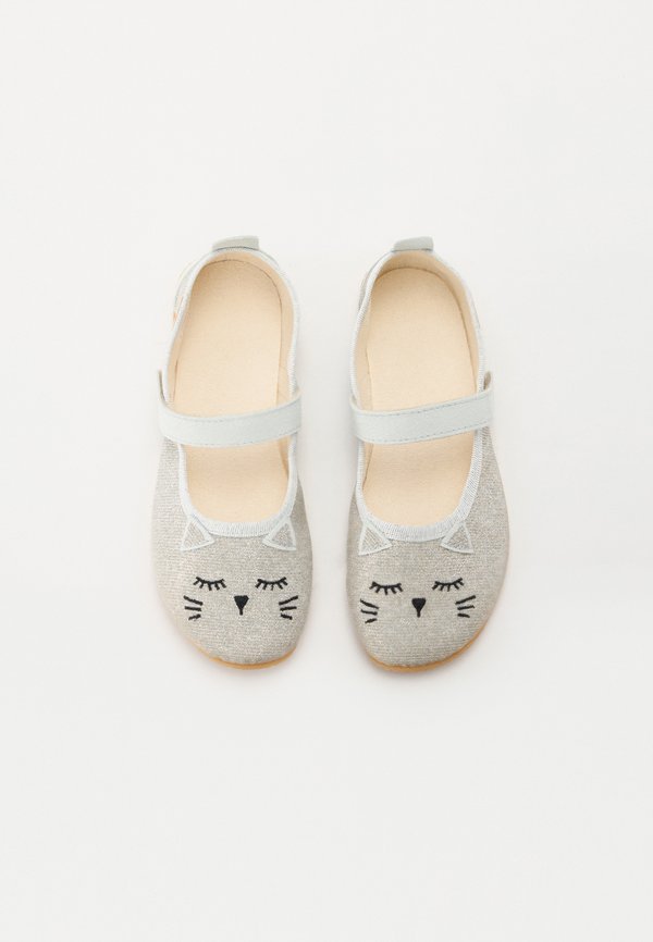 SCHLAFENDES KÄTZCHEN – Riemchenballerina – platin