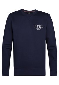 Felpa blu navy realizzata in tessuto morbido, con colletto e polsini a costine, e logo bianco stampato sul petto. Senza motivi o accenti.