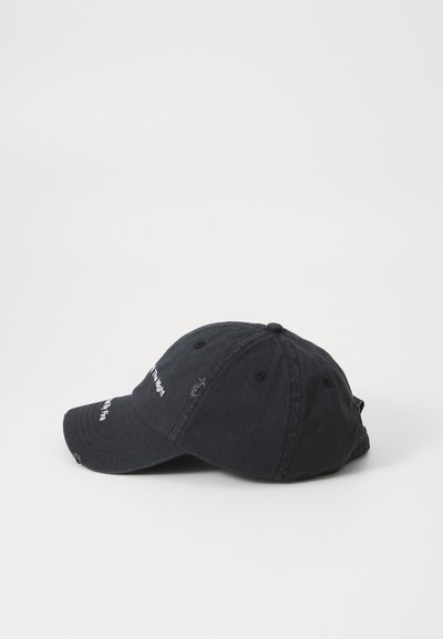 Casquette de baseball en coton noir avec texte brodé blanc, visière incurvée, construction à six panneaux et sangle arrière réglable. Détail légèrement usé.