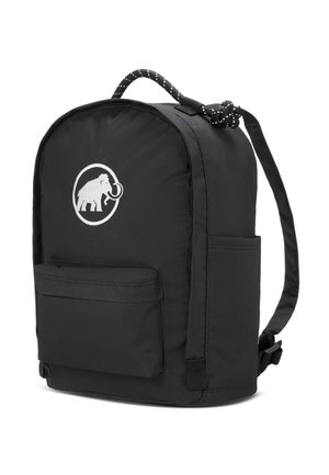 Czarny plecak z przednią kieszenią na zamek, boczną kieszenią, wyściełanymi paskami na ramiona, górnym uchwytem z detalem ze sznurka oraz białym logo mamuta z przodu.