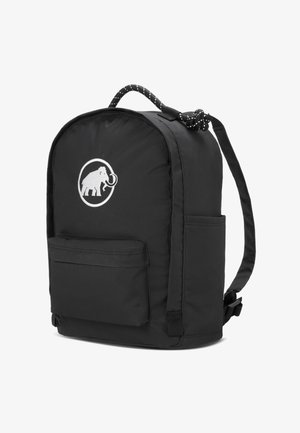 Czarny plecak z przednią kieszenią na zamek, boczną kieszenią, wyściełanymi paskami na ramiona, górnym uchwytem z detalem ze sznurka oraz białym logo mamuta z przodu.