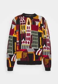 Suéter de punto multicolor con un patrón de paisaje urbano que incluye edificios en rojo, amarillo, verde y negro. Puños y cuello acanalados.