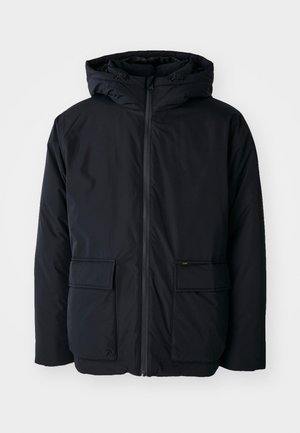 Chaqueta aislante negra con capucha, presenta una cremallera frontal, dos grandes bolsillos y una textura suave. Diseño casual, material resistente.