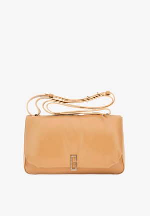 Tan leren handtas met een gladde textuur, zachte structuur en een zilveren logo-accent. Voorzien van een lange, verstelbare schouderriem.